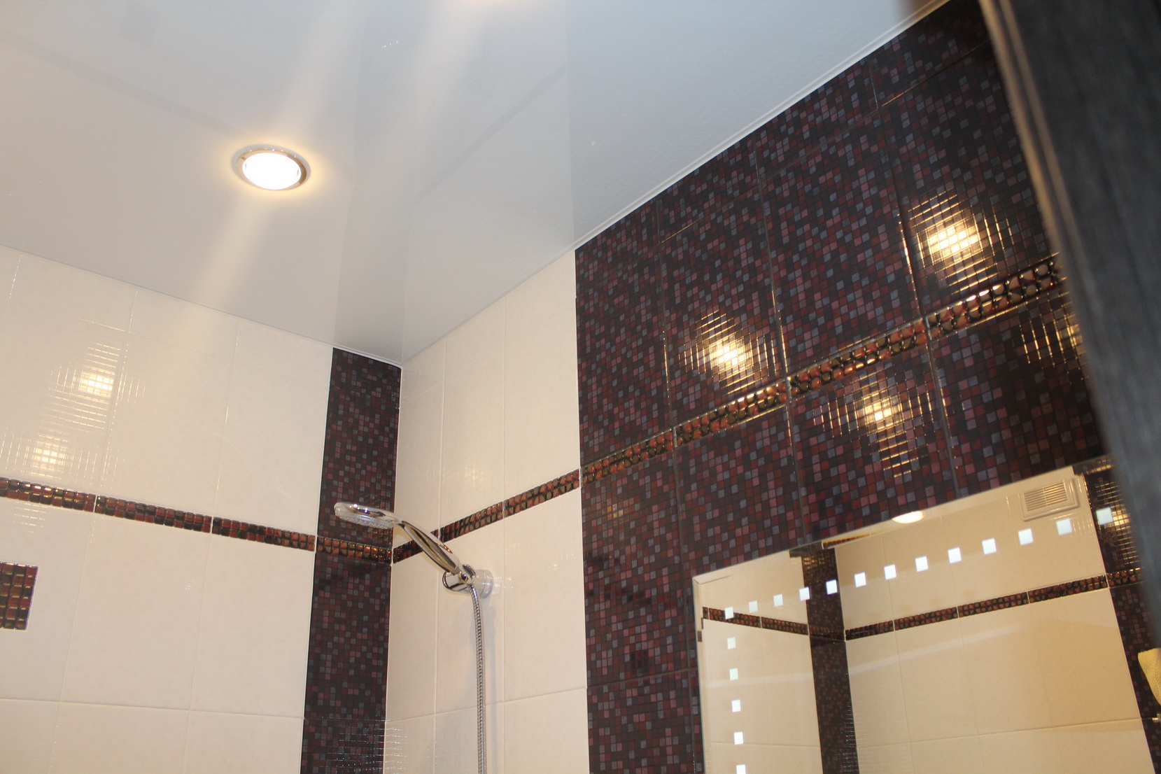 Натяжной потолок в ванной комнате и туалете